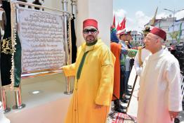 Image du Maroc Professionnelle de  Sa Majesté le Roi Mohammed VI, Amir Al Mouminine,  Amir Al-Mouminine, inaugure à Ben M'Sik la mosquée «la Palestine» et y accomplit la prière du vendredi à Casablanca, le 25 Mai 2018. (Photo/ SPPR) via Jalilbounhar.com 